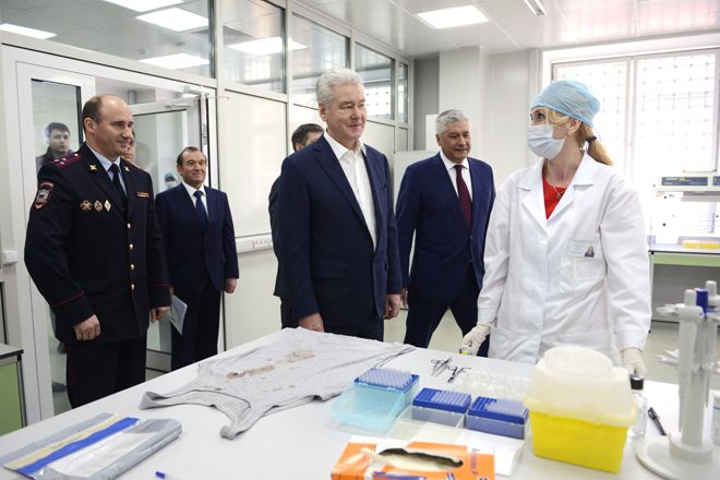 мэр Москвы Сергей Собянин и Министр внутренних дел России Владимир Колокольцев присутствовали на открытии после реконструкции ДНК-лаборатории на Петровке 38. 