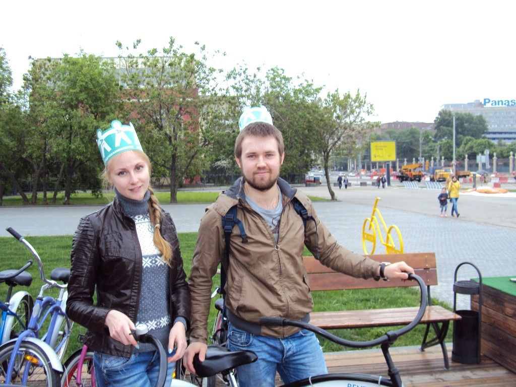 Сергей Шаповалов и Юлия Пяткина отмечают День рождения Активного гражданина в парке Музеон.