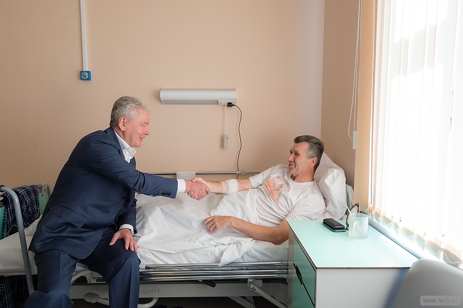 Мэр Москвы Сергей Собянин пообщался с пациентом клиники, которому была проведена операция с использованием системы Da Vinci.