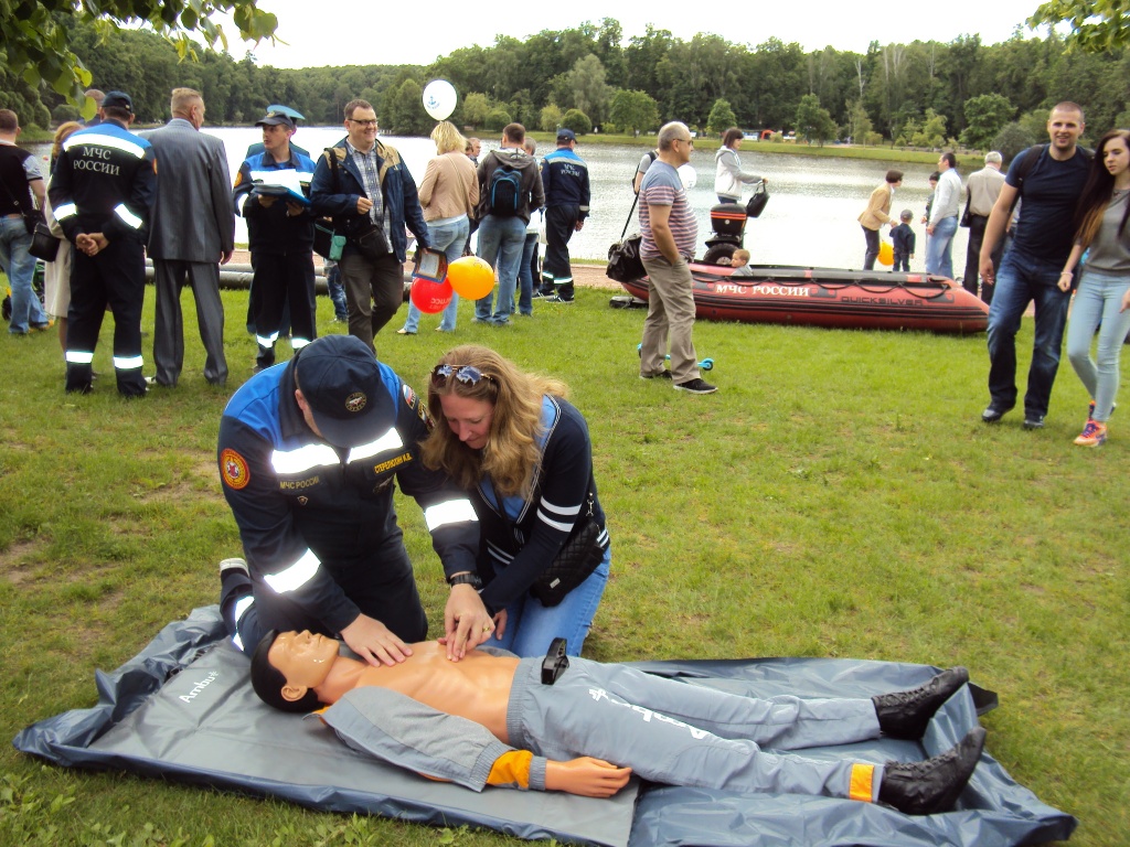 Сотрудники МЧС демонстрируют правила оказания первой помощи пострадавшему.