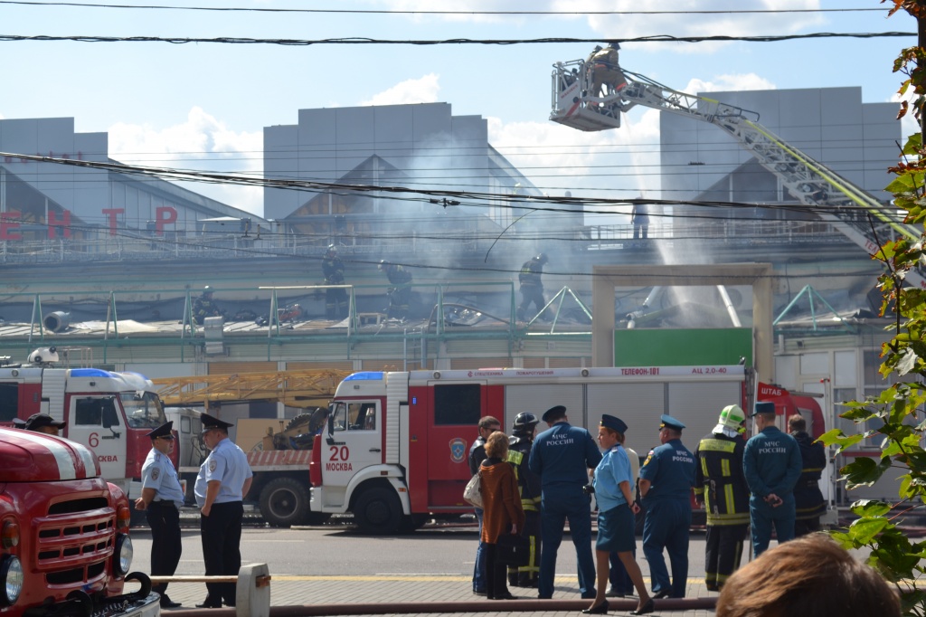 Пожар в Обувном центре начался с офисного помещения, расположенного на первом этаже здания.