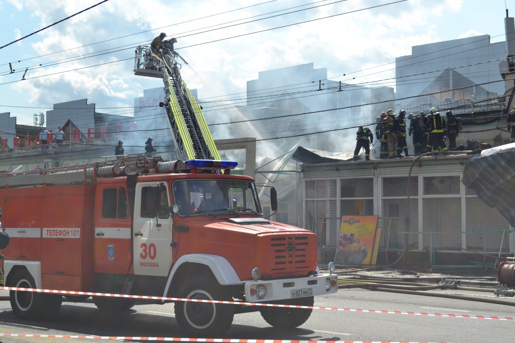 Пожарные эвакуировали около 200 сотрудников и посетителей торгового центра.