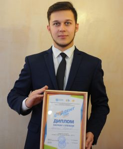 10 марта 2017 года. Арсений Тарасов показывает диплом «Студент года-2017». Фото: Пелагия Замятина 10 марта 2017 года. Арсений Тарасов показывает диплом «Студент года-2017». Фото: Пелагия Замятина