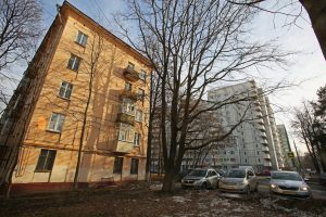 19 апреля 2017 года. Одна из старых пятиэтажек, построенная в 1966 году, стреми- тельно приближается к аварийному состоянию. Фото: Андрей Махонин/ТАСС 19 апреля 2017 года. Одна из старых пятиэтажек, построенная в 1966 году, стреми- тельно приближается к аварийному состоянию. Фото: Андрей Махонин/ТАСС