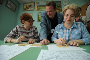 2 мая 2017 года. Заведующий библиотекой № 161 Владислав Резков (в центре), посетительница Татьяна Щецова (справа) и сотрудница библиотеки Ольга Голубенко на занятии по клинописи . Фото: Пелагия Замятина