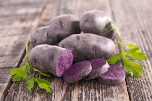 Фиолетовый сорт картофеля. Фото: SHUTTERSTOCK Фиолетовый сорт картофеля. Фото: SHUTTERSTOCK