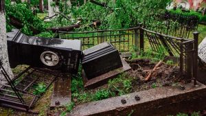 Последствия урагана в некрополе. Фото: пресс-служба Донского монастыря Последствия урагана в некрополе. Фото: пресс-служба Донского монастыря
