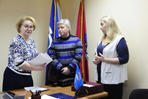 Духанина (слева) с юрис том Владиславом Оршевым и помощницей Татьяной Ревуновой . Фото: Пелагия Замятина