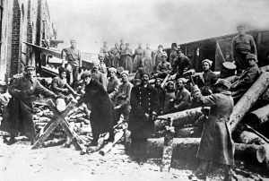  10 мая 1919 года. Коммунистический субботник в депо Москва-Сортировочная. Фото: репродукция фотохроники ТАСС
