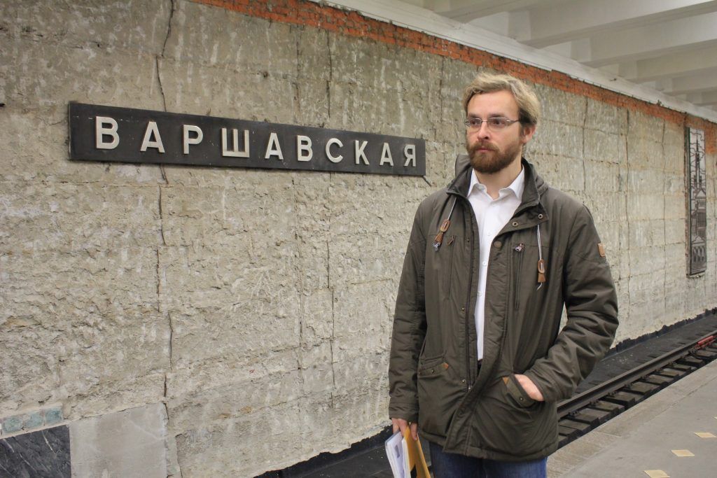 25 октября 2019 года. Историк метрополитена Иван Васин проводит экскурсию по завершающей работу станции «Варшавская». Ее вновь откроют в 2022 году, но уже в составе Большой кольцевой линии. Фото: Мария Канина