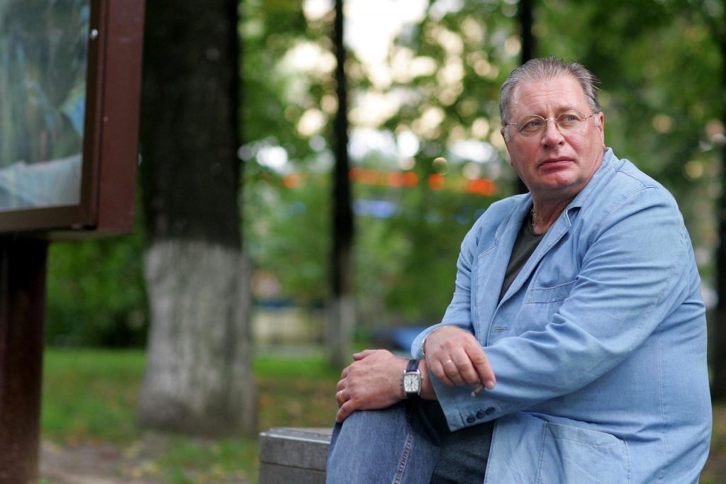 Актер театра и кино Валентин Смирнитский признается: его до сих пор узнают прохожие, кто-то просит сфотографироваться, а ктото — дать автограф. Фото: PERSONASTARS