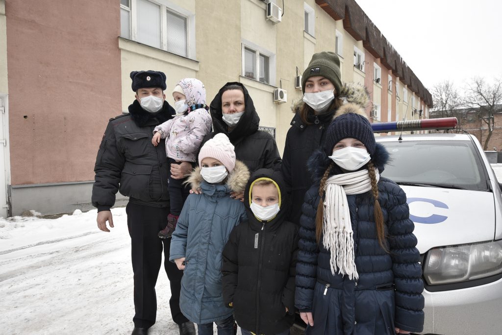 3 февраля 2021 года. Владимир и Екатерина Маханьки привезли «в гости» всех пятерых: Еву (у папы на руках), Ангелину (справа от мамы), Соню, Германа и Таисию (впереди слева направо). Фото: Пелагия Замятина