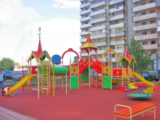 Детская площадка как украшение двора