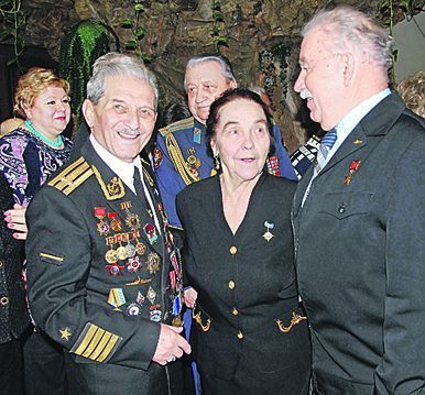 Из одного металла льют медаль за бой, медаль за труд