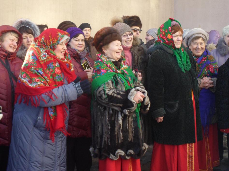 Зиму проводили блинами и песнями