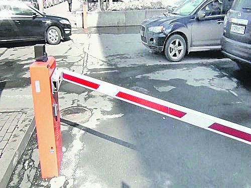 Шлагбаум пропустит «своих»