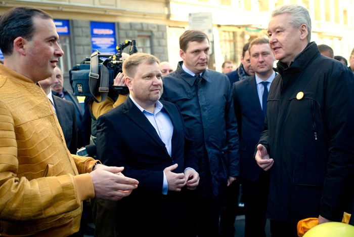 Собянин вручил 50-тысячное разрешение на работу такси в Москве