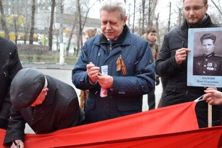 На митинге «Звезда памяти» в ЮАО депутаты Мосгордумы записали своих родных в «Бессмертный полк — Москва»