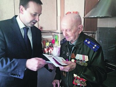 Глава управы района Царицыно поздравил фронтовика Алексея Акулинина с Днем Победы