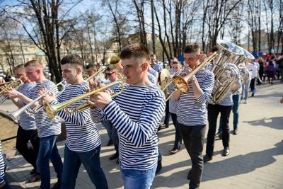 Всероссийский фестиваль «Рыбная неделя» завершился парадом тельняшек