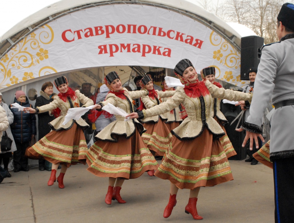 Выступление государственного казачьего ансамбля песни и пляски "Ставрополье"