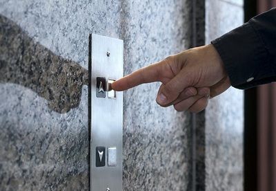 На проспекте Андропова сооружают надземный пешеходный переход