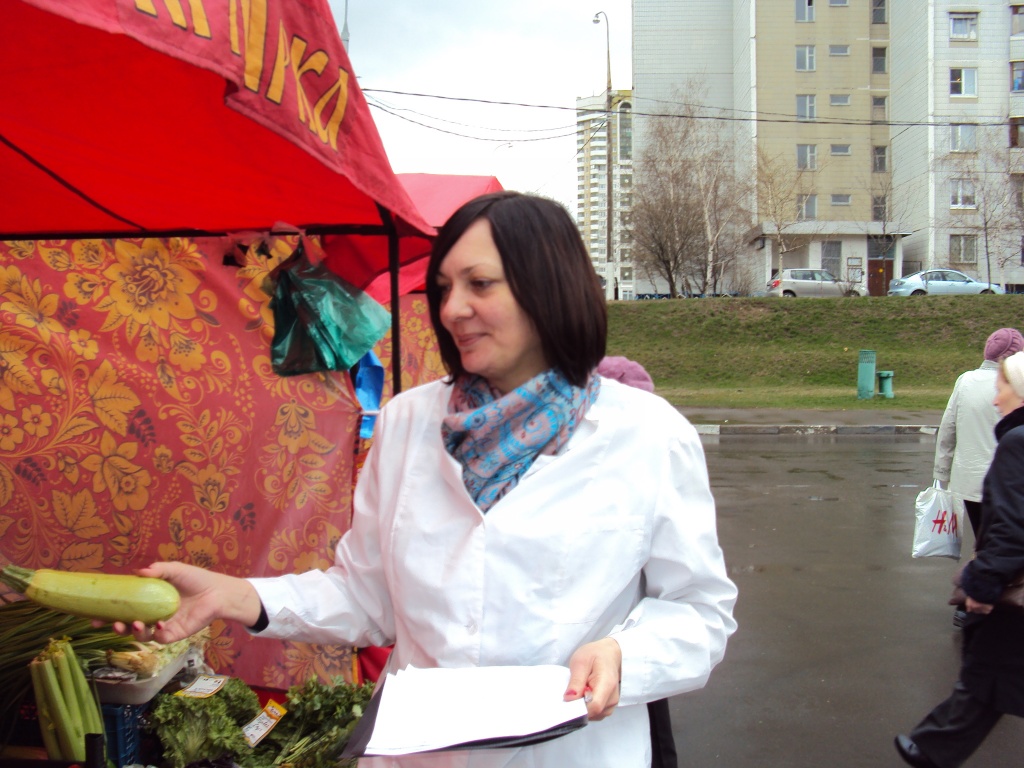 ветврач Н.И.Микоша берет овощи на пробу нитратов