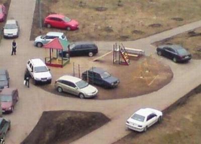 Во дворе жилого дома под колесами автомобиля погиб трехлетний ребенок
