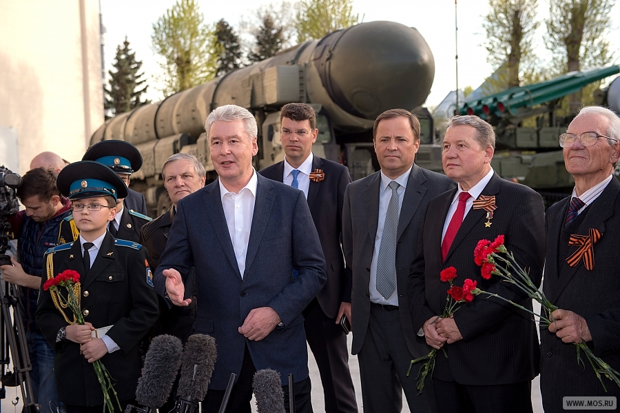 7 мая 2015 г. руководитель Федерального космического агентства Игорь Комаров и Мэр Москвы Сергей Собянин открыли выставку "Образцы военной техники" на ВДНХ. 7 мая 2015 г. руководитель Федерального космического агентства Игорь Комаров и Мэр Москвы Сергей Собянин открыли выставку "Образцы военной техники" на ВДНХ.