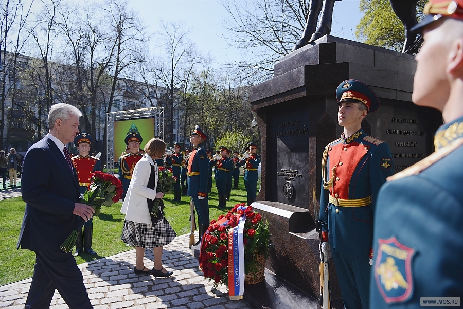 Дмитрий Медведев и Сергей Собянин открыли памятник Маршалу Рокоссовскому в Москве.