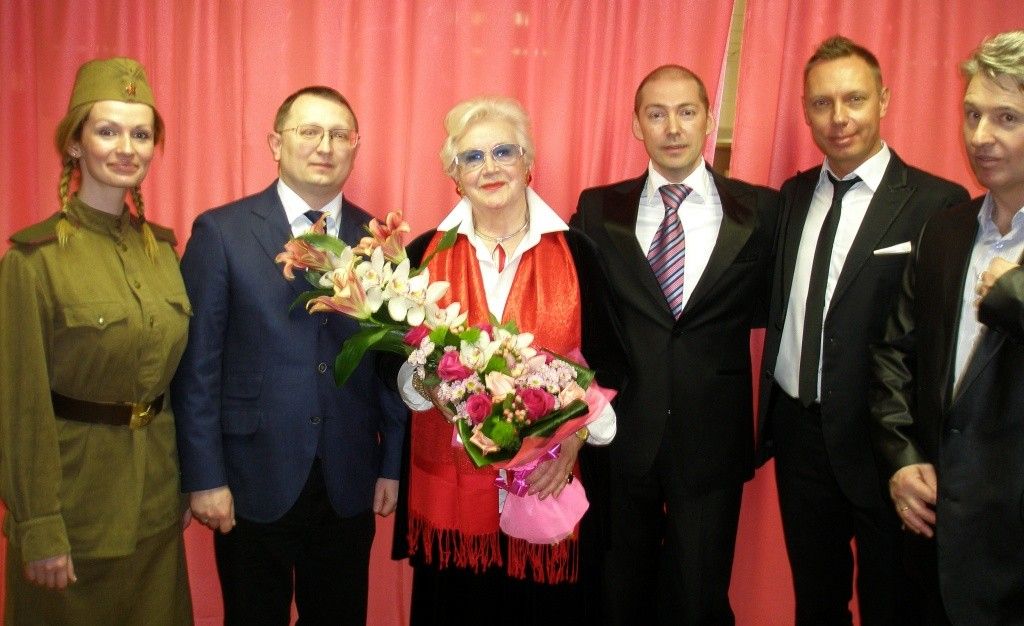 Концертную программу, посвященную Дню Победы для горожан организовали аппарат Совета депутатов и сотрудники библиотеки №101. Концертную программу, посвященную Дню Победы для горожан организовали аппарат Совета депутатов и сотрудники библиотеки №101.