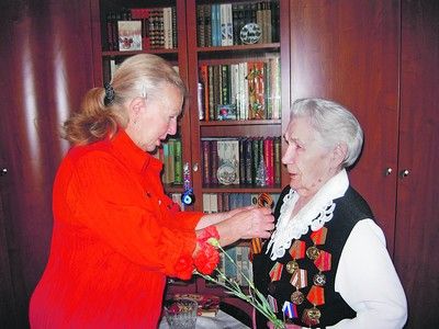 Жители дома на Шаболовке поздравили своих соседей-ветеранов с Днем Победы
