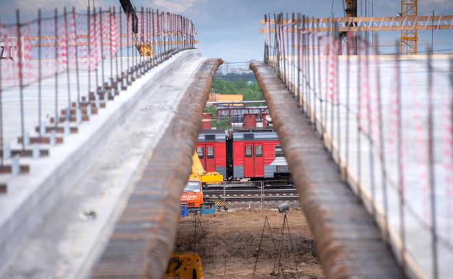 Строительство путепровода через железнодорожные пути Киевского направления Московской железной дороги (МЖД) в районе ул. Рябиновая.