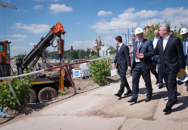 Мэр Москвы Сергей Собянин осмотрел ход работ по возведению нового парка «Зарядье».