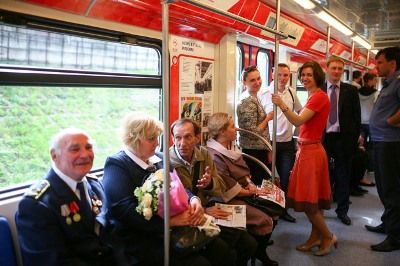 Вчера по Серпуховско-Тимирязевской линии проехал именной поезд, посвященный 80-летию Московского метрополитена