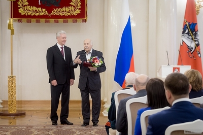 Сергей Собянин лично вручил ветеранам юбилейные медали