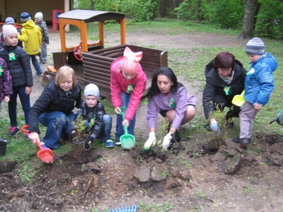 Школьники и воспитанники детского сада Южного округа посадили «Миллион деревьев»