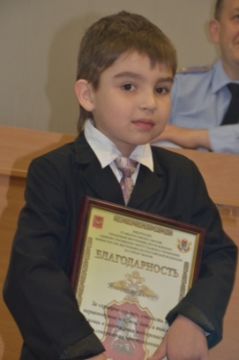 На юге столицы наградили 7-летнего героя, оказавшего помощь полиции в задержании грабителя