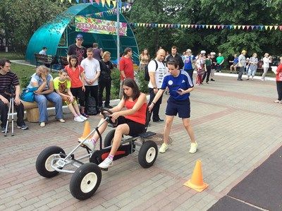 В Южном округе прошли гонки на веломобилях среди людей, имеющих ограничения по здоровью