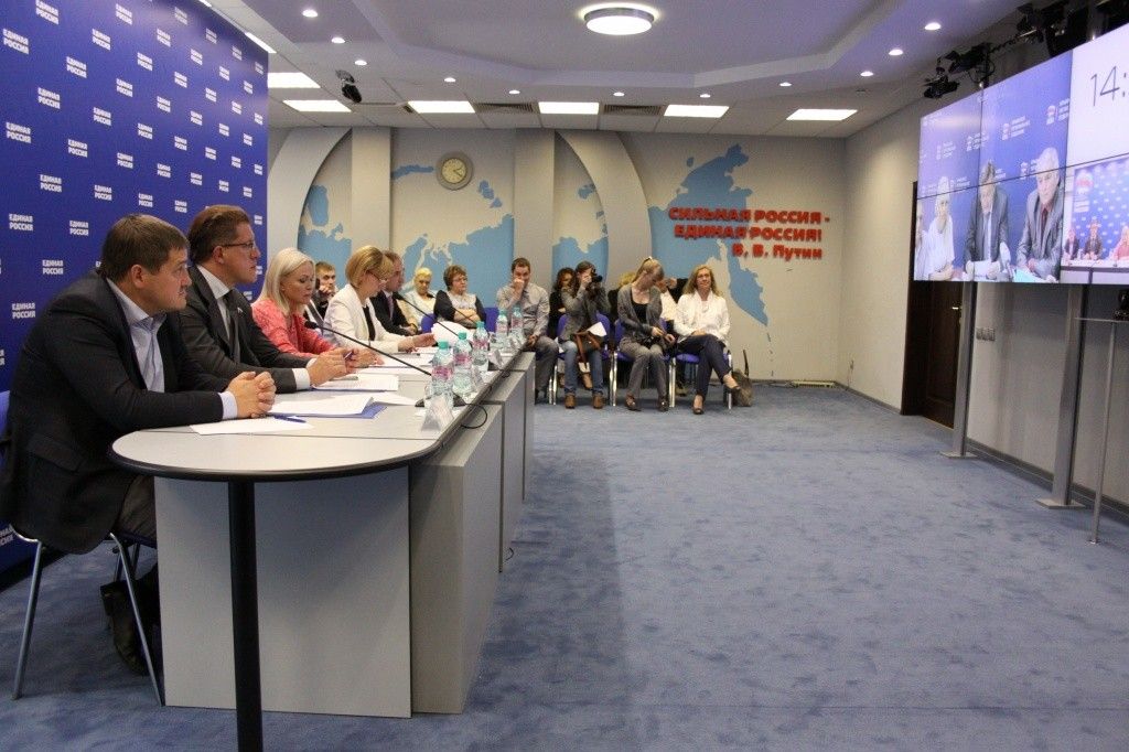 Телемост московского и симферопольского отделений партии «Единая Россия» состоялся 10 июня 2015 года. Телемост московского и симферопольского отделений партии «Единая Россия» состоялся 10 июня 2015 года.