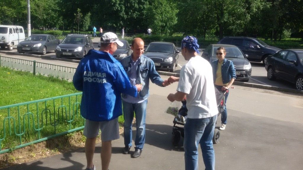 Активисты партии «Единая Россия» предложили прохожим бросить курить. Активисты партии «Единая Россия» предложили прохожим бросить курить.