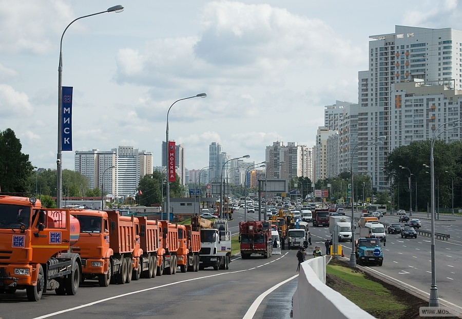 Движение транспорта открылось 29.06.2015 по левоповоротной эстакаде, соединяющей Ленинский проспект со внешней стороной МКАД-Юг.