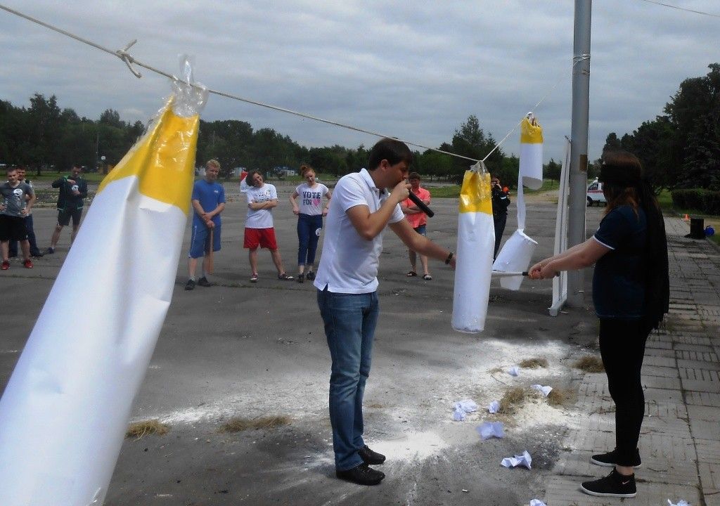 Участники акции «Москва без табака» битой крушили огромные макеты сигарет.