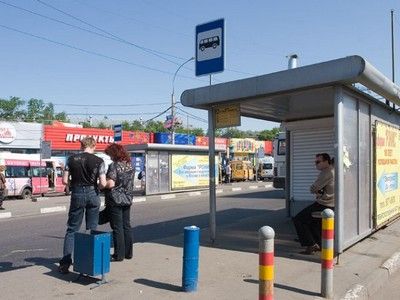 Защитные конструкции установят на остановках общественного транспорта в Москве