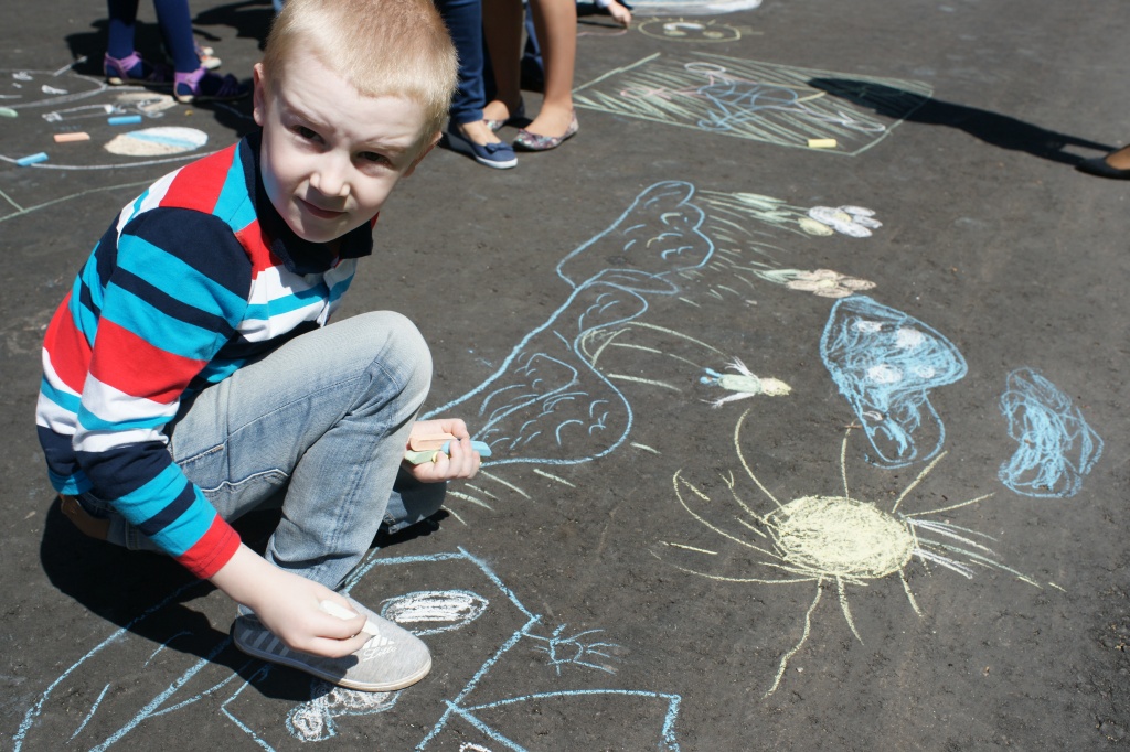 Солнце, голубое небо, море и парусник нарисовал шестилетний Игорь.