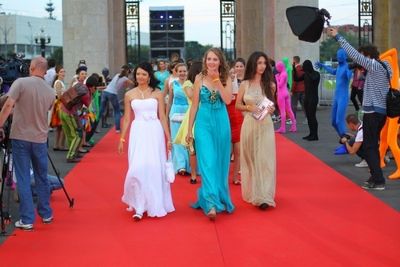 Выпускные балы прошли вчера в столице