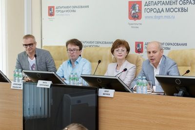 Инициативу директоров московских школ проводить ежегодно День выпускников поддержали выпускники прошлых лет