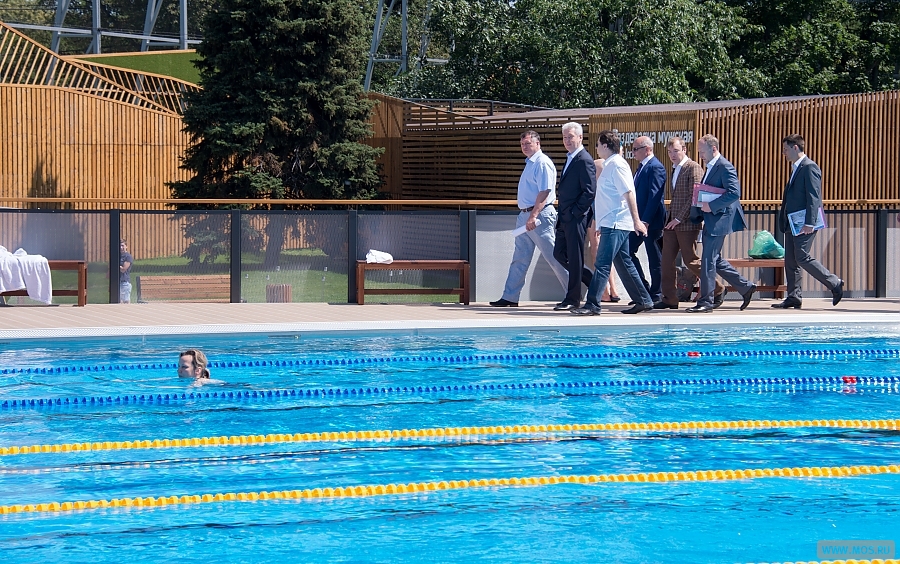 Мэр Москвы Сергей Собянин осмотрел новый летний бассейн в "Лужниках" и обсудил перспективы реконструкции исторического бассейна.