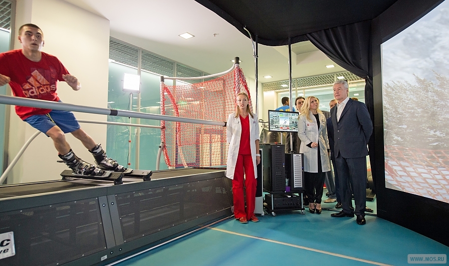В центре спортивных инновационных технологий и подготовки российских сборных команд Сергею Собянину продемонстрировали как тренируются спортсмены на современных тренажерах.