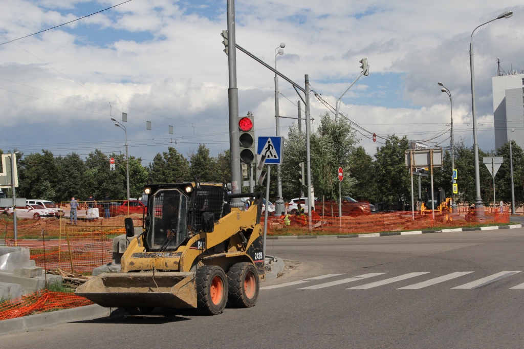 Работы по геопластике на пересечении Сумской улицы с Варшавским шоссе.